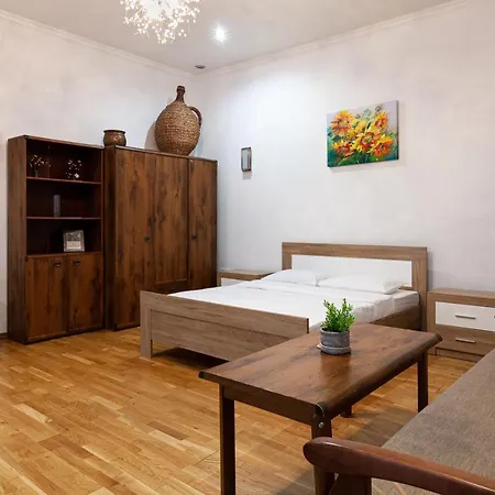Apartment Romari лесі українки *